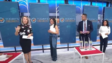 Cinq A Sept Shauna Pantalones de satén con cinturón de pierna ancha en ónix usados por Vanessa M. Rissetto como se ve en Today el 6 de diciembre de 2023