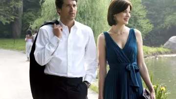 Bolso de lazo negro usado por Hannah (Michelle Monaghan) como se ve en el vestuario de la película Made of Honor