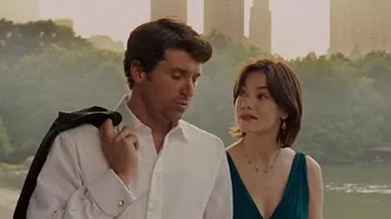 Collar de piedras preciosas azules y verdes usado por Hannah (Michelle Monaghan) como se ve en el vestuario de la película Made of Honor