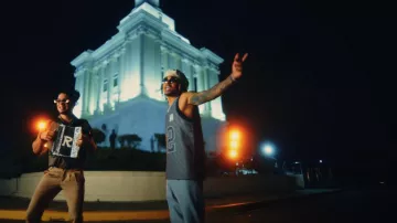 Camiseta de baloncesto Amiri Blue Denim Allover Logo usada por Ozuna en La Propuesta (Video Oficial) con El Rubio Acordeón