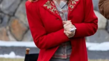 Abrigo rojo usado por Lucy Hardgrove (Bethany Joy Lenz) en A Biltmore Christmas