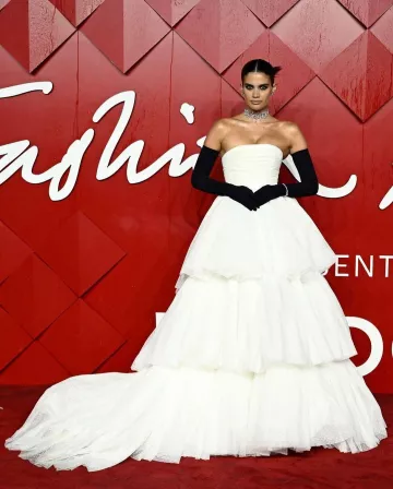 Pendientes Swarovski Mesmera Clip usados por Sara Sampaio en los Fashion Awards el 4 de diciembre de 2023