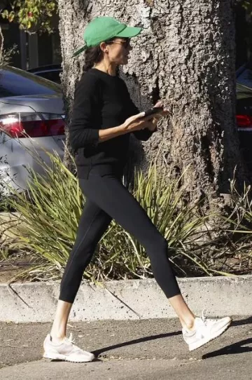 Zapatillas New Balance 327 en hueso con Mindful Grey usadas por Meghan Markle en Santa Bárbara el 4 de diciembre de 2023