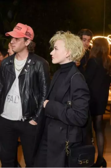 Mini sac Gucci Horsebit 1955 porté par Julia Garner Claudia lors de la célébration de Sulewski pour le lancement de la marque de soins corporels durables Cyklar le 5 décembre 2023