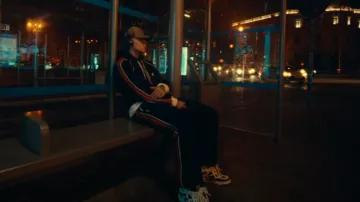 Pantalones de chándal de lana azul marino y rayas web de Gucci usados por BLESSD en HÁGALE PUES (VIDEO OFICIAL)