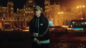 Chaqueta de chándal con capucha Gucci Navy & Web Stripe usada por BLESSD en HÁGALE PUES (VIDEO OFICIAL)