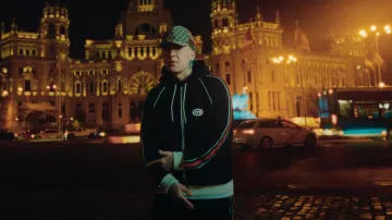 Sombrero Gucci Beige de lona y rayas web usado por BLESSD en HÁGALE PUES (VIDEO OFICIAL)