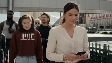 5.11 Chemise tactique Leslie à manches longues à pattes roulées portée par Ava Winters (Shelley Hennig) comme on le voit dans Obliterated (S01E01)