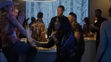 Heroína Straight To Hell Ropa usada por Angela Gomez (Paola Lázaro) como se ve en Obliterated (T01E01)