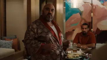 Pijama de seda amazónica usado por Cooper (Keith Jardine) como se ve en Obliterated (S01E03)