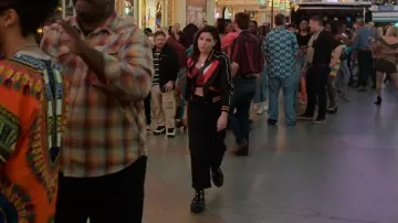 Dr. Martens Jadon Max Boot Negro usado por Angela Gomez (Paola Lázaro) como se ve en Obliterated (T01E03)