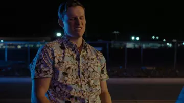 Apt. 9® Slim Untucked Fit Performance Button Down Shirt usado por Zach Zagoria como se ve en Obliterated (S01E03)