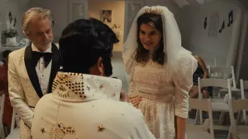 Por Watters. Vestido de Adelia usado por Yani (Lindsey Kraft) como se ve en Obliterated (T01E06)