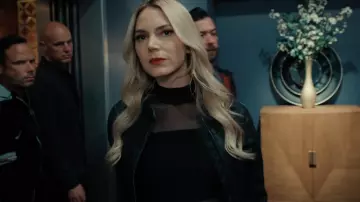 Top de cuello alto de malla Bar III usado por Lana (Alyson Gorske) como se ve en Obliterated (S01E08)