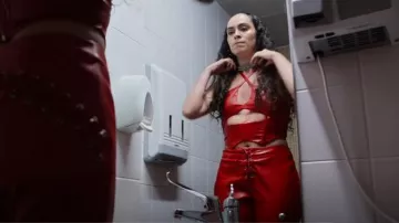 Pantalones acampanados con cordones con aspecto de cuero de Asos Design en rojo usados por Izzy James (Emalia) como se ve en Paper Dolls (S01E01)
