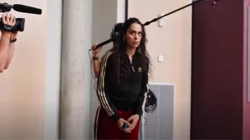 Chaqueta de chándal Adidas SST 24K usada por Izzy James (Emalia) como se ve en Paper Dolls (S01E01)