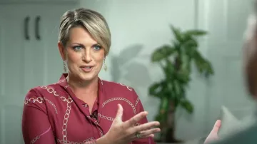 Ann taylor Chain Print Tie Neck Blouse worn by Jamie Yuccas as seen in CBS Mornings on December 3, 2023