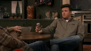 L.L.Bean Sweater Fleece Full-Zip Jacket porté par Freddy Crane (Jack Cutmore-Scott) comme on le voit dans Frasier (S01E10)