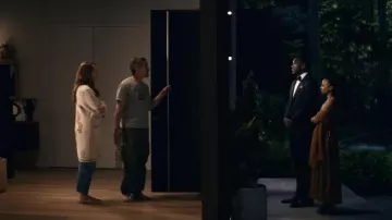 Cardigan imprimé Mother Long White porté par Amanda (Julia Roberts) comme on le voit dans Leave the World Behind