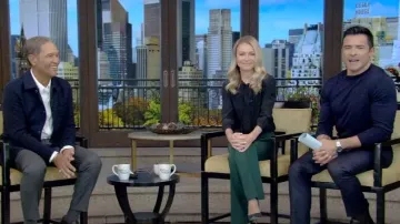 Pantalones Tyrah de Acne Studios usados por Kelly Ripa como se vio en VIVO con Kelly y Mark el 28 de noviembre de 2023