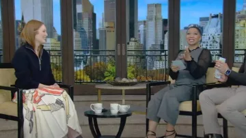 Jersey con cremallera de lana Bottega Veneta usado por Julianne Moore como se vio en VIVO con Kelly y Mark el 5 de diciembre de 2023
