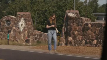 Vaqueros originales Levi's 501 usados por Whitney Siegel (Emma Stone) como se ve en La maldición (T01E04)