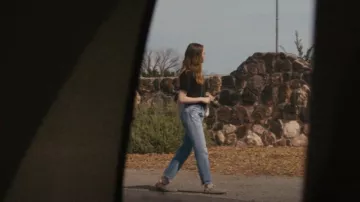 Birkenstock Boston usado por Whitney Siegel (Emma Stone) como se ve en The Curse (T01E04)