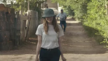 Sombrero de pescador de popelina de paracaídas de James Perse usado por Whitney Siegel (Emma Stone) como se ve en The Curse (T01E04)