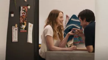 Mother Denim The Lil Goodie Goodie usado por Whitney Siegel (Emma Stone) como se ve en The Curse (T01E04)