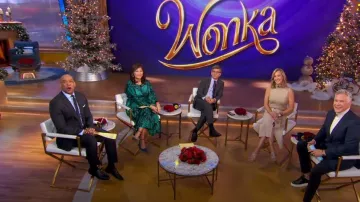 Vestido de sarga tessil Diffusione en verde esmeralda negro usado por Juju Chang como se ve en Good Morning America el 8 de diciembre de 2023