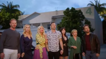 Camisa deportiva con estampado de bambú de John Varvatos usada por Brian Austin Green (Brian Austin Green) como se ve en BH90210 (S01E04)