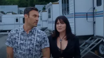 Forever 21 collier pendentif tressé porté par Shannen Doherty (Shannen Doherty) comme on le voit dans BH90210 (S01E04)