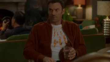 Camiseta Neil Barrett Flame Graphic usada por Brian Austin Green (Brian Austin Green) como se ve en BH90210 (S01E04)