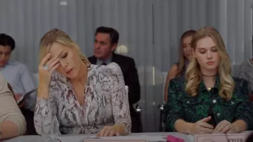 Top con estampado de serpiente de Smythe usado por Jennie Garth (Jennie Garth) como se ve en BH90210 (S01E04)