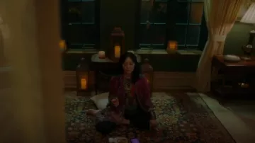 Camilla Chaqueta Casual Larga con Bolsillos usada por Shannen Doherty (Shannen Doherty) como se ve en BH90210 (S01E04)