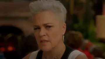 Maison de Harlow 1960 corne boucles d’oreilles portées par Christine Elise (Christine Elise McCarthy) comme on le voit dans BH90210 (S01E04)