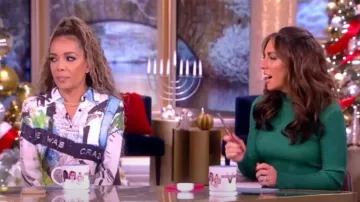 Alice + Olivia Chassidy Maxi vestido camisero de manga larga con estampado abstracto usado por Sunny Hostin como se ve en The View el 8 de diciembre de 2023