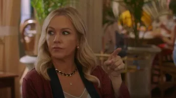 Gargantilla de cadena negra / dorada de Chanel usada por Jennie Garth (Jennie Garth) como se ve en BH90210 (S01E05)