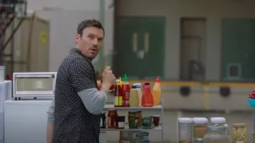 Camisa Hugo Boss Slim Fit con estampado Mini Scorpion usada por Brian Austin Green (Brian Austin Green) como se ve en BH90210 (S01E05)