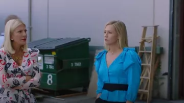 Collar triangular Peggy Li usado por Jennie Garth (Jennie Garth) como se ve en BH90210 (S01E05)