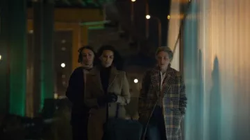 Abrigo de mezcla de lana a cuadros de Paul Smith en caléndula usado por Delphine Cormier (Evelyne Brochu) como se ve en Orphan Black: Echoes (T01E09)