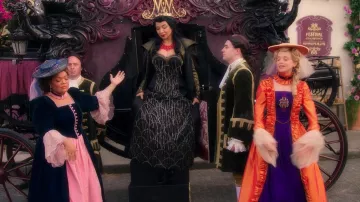 Vestido negro y rosa usado por Rosaleen (Yvette Nicole Brown) en Disenchanted