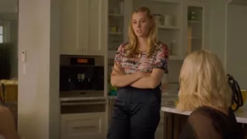 Camiseta Treasure and Bond Tie Dye usada por Kyler Norris (Karis Cameron) como se ve en BH90210 (S01E06)