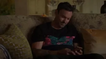 Camiseta tropical dividida usada por Brian Austin Green (Brian Austin Green) como se ve en BH90210 (S01E06)