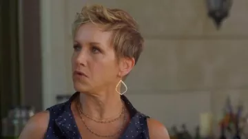 Brooklyn Designs Mariah Gold Hoop Earrings usados por Gabrielle Carteris (Gabrielle Carteris) como se ve en BH90210 (S01E06)