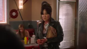 Saint Laurent 2019 Hotter After Dark Camiseta usada por Shannen Doherty (Shannen Doherty) como se ve en BH90210 (S01E06)