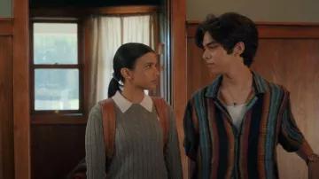 BDG Eli Striped Camp Collar Shirt usado por Lee Garcia (Myles Perez) como se ve en My Life with the Walter Boys (S01E01)