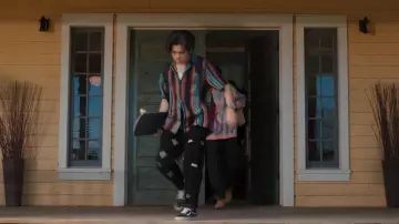 Pantalon en velours côtelé brodé UO Smiley Faces porté par Lee Garcia (Myles Perez) comme on le voit dans Ma vie avec les Walter Boys (S01E01)