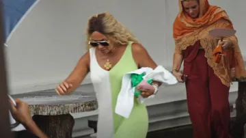 Vestido de suéter Staud Shoko usado por Gizelle Bryant como se ve en The Real Housewives Ultimate Girls Trip (T03E06)