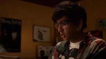 Camisa estampada Topman Clouds usada por Zahid (Nik Dodani) como se ve en Atypical (S04E01)